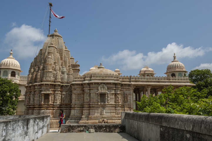 16 - India - Chittorgarh - fuerte de Chittorgarh - templo hindu de Sat Bees Dejeri Jain